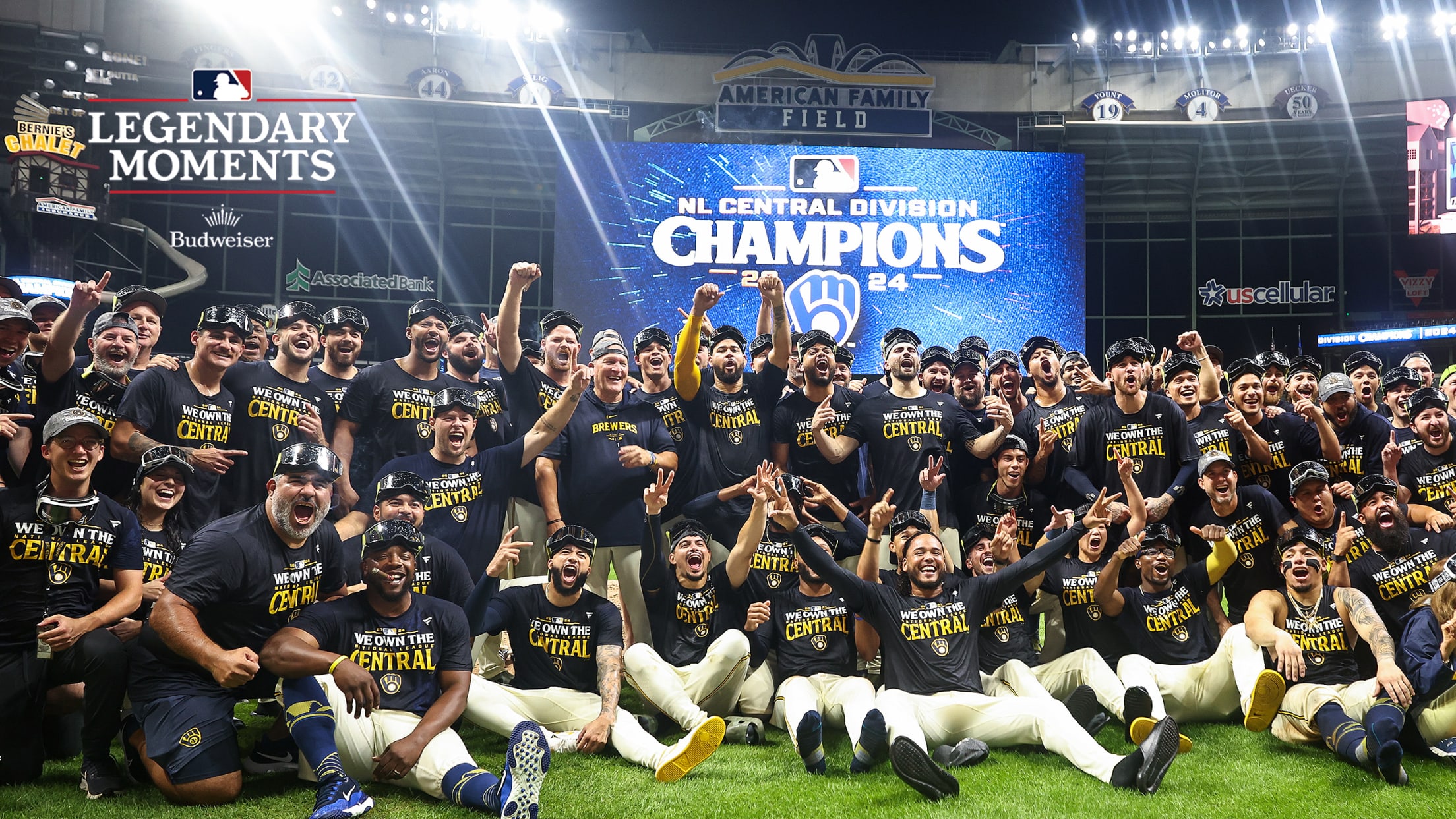 The Brewers pose for a team photo after clinching the NL Central