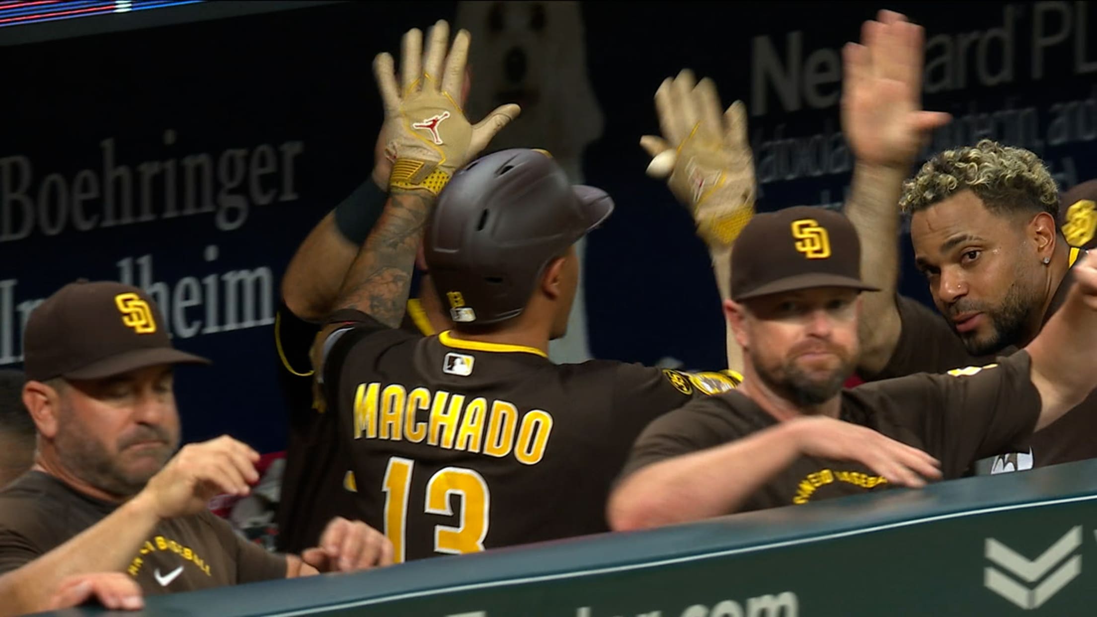 Manny Machado pega dos jonrones ante los Bravos