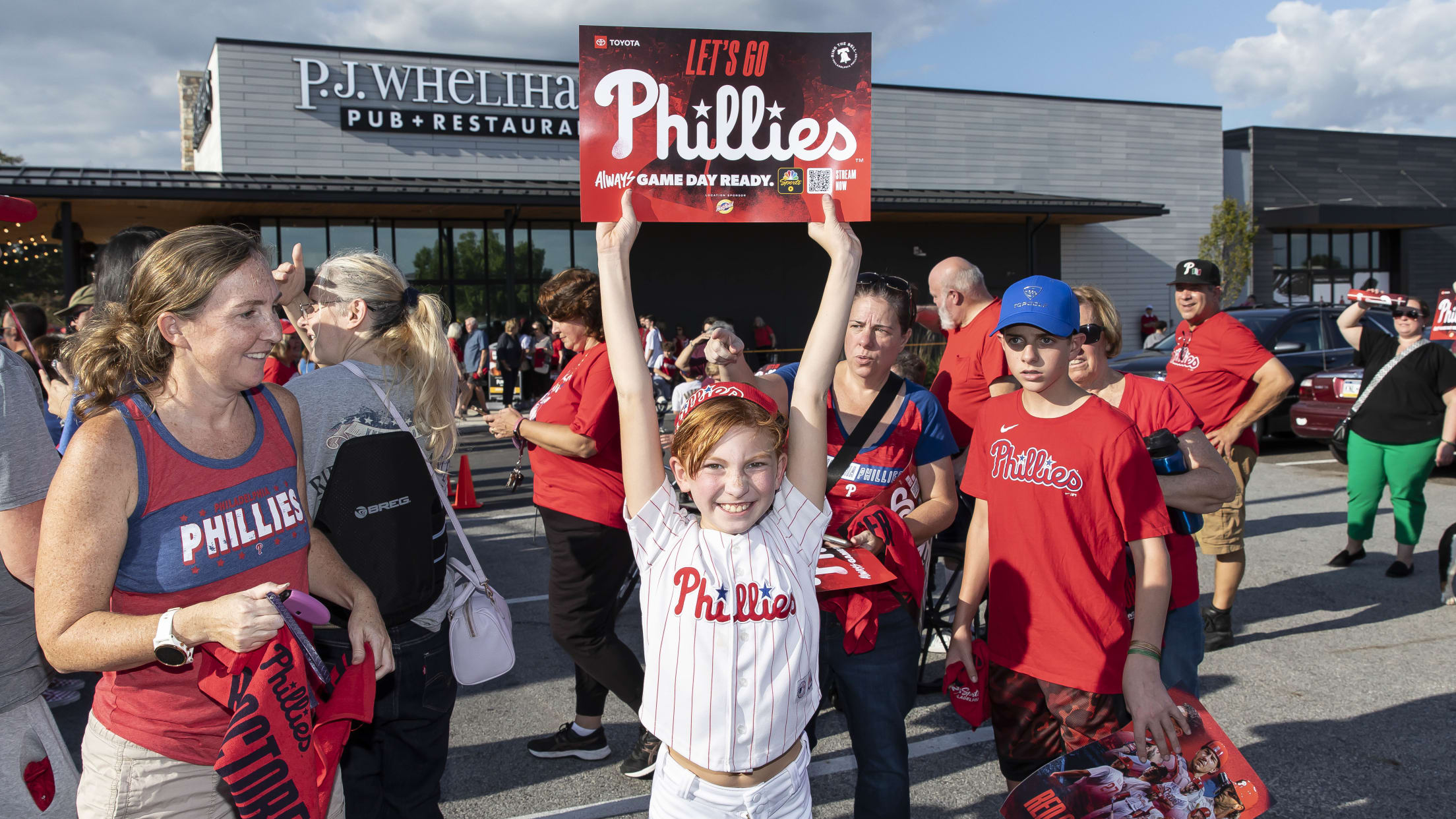 20231002_Phillies_Bus_Rally_Waterfalls-51
