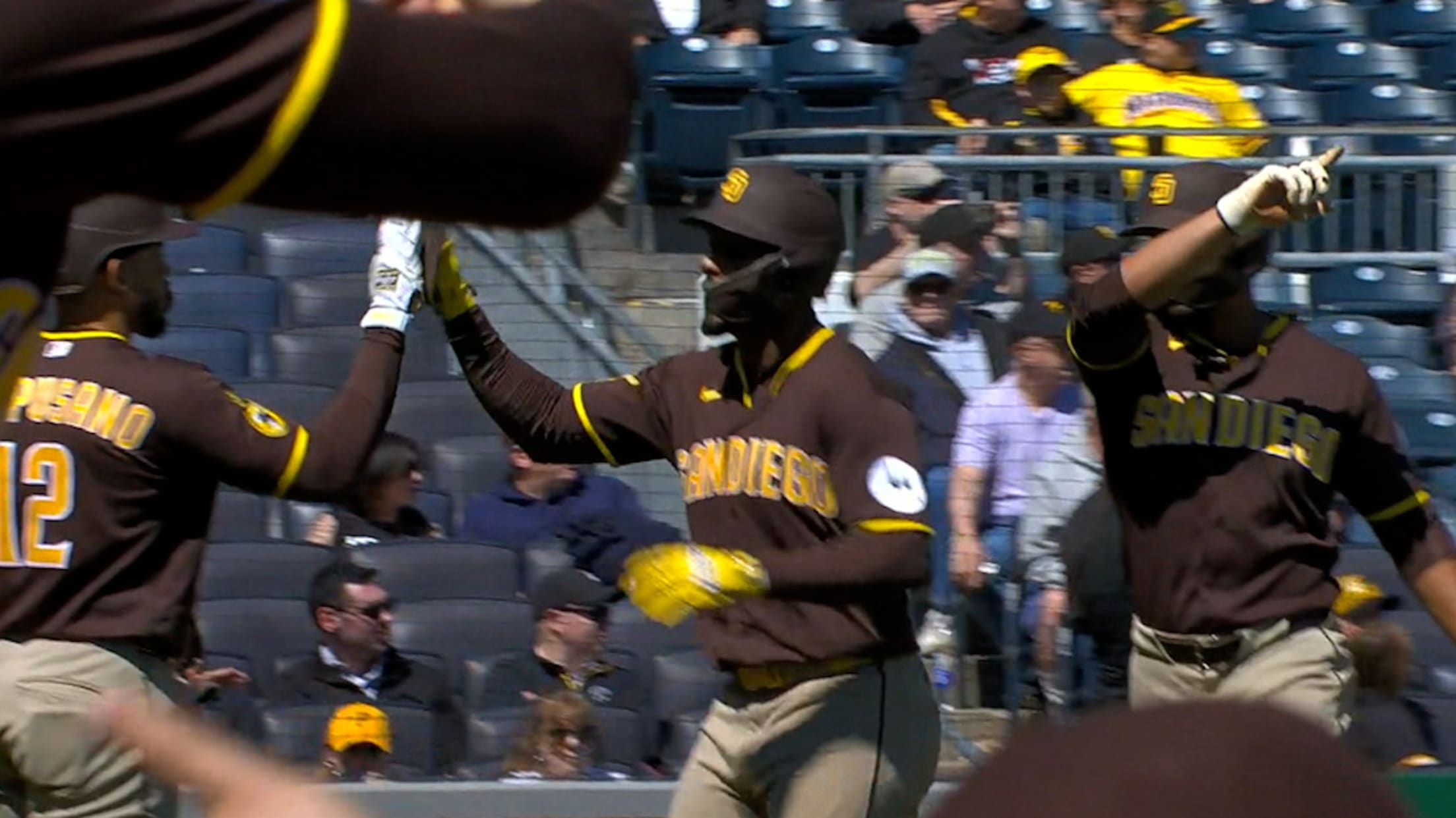 Padres anotan cuatro en el 7mo