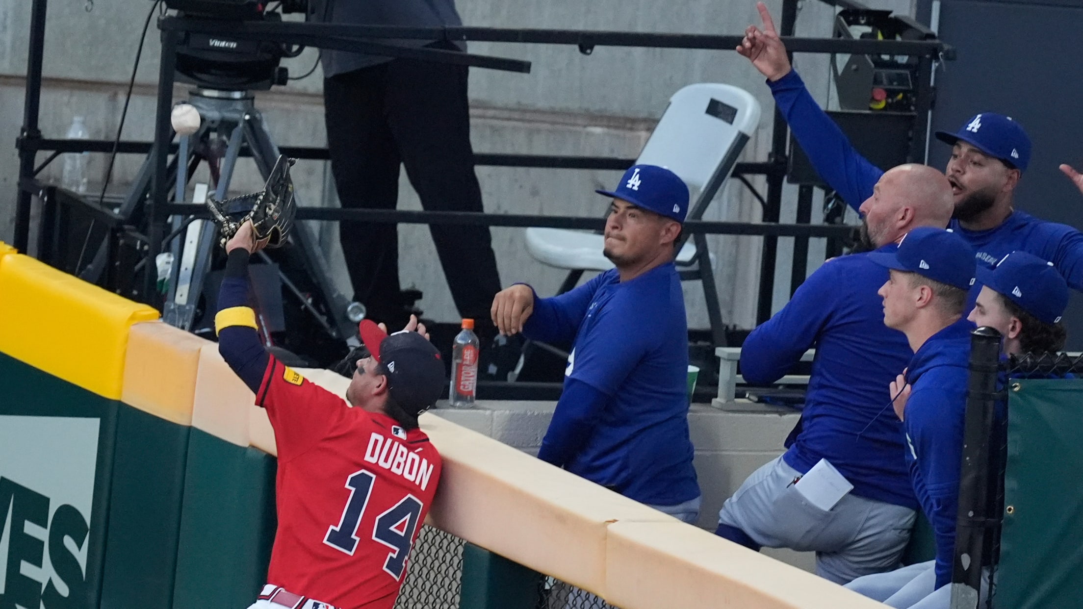 Mauricio Dubón robs a homer in front of the Dodgers' bullpen