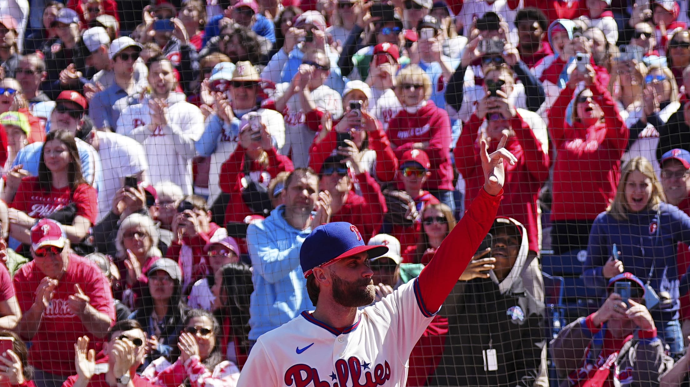 Watch: Rhys Hoskins receives nice ovation during ring ceremony