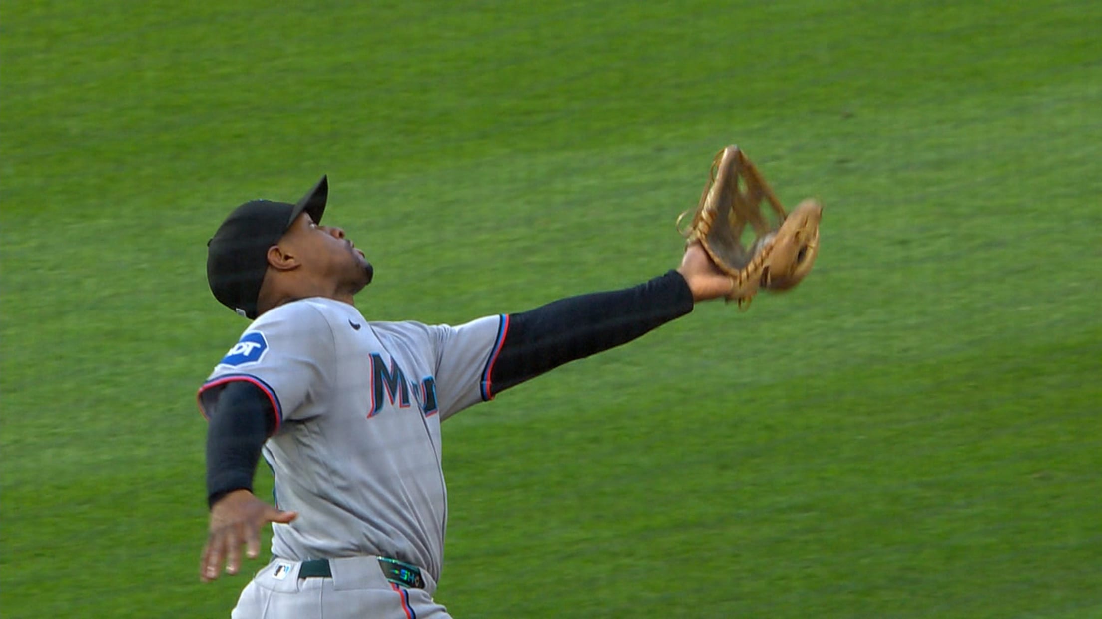 Xavier Edwards' over-the-shoulder grab