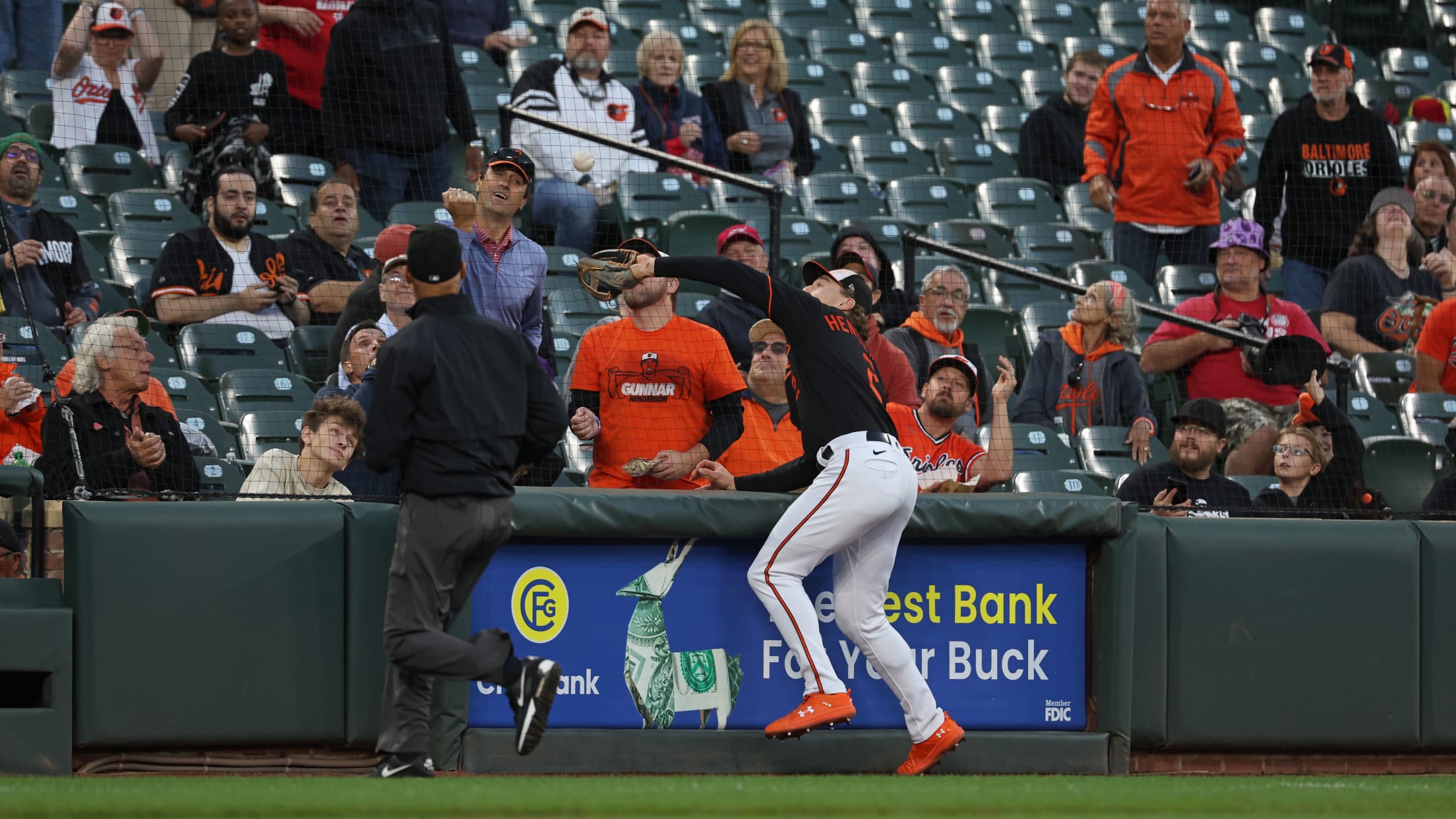 BAL- BI - Homestand In Focus - 1003 - 025