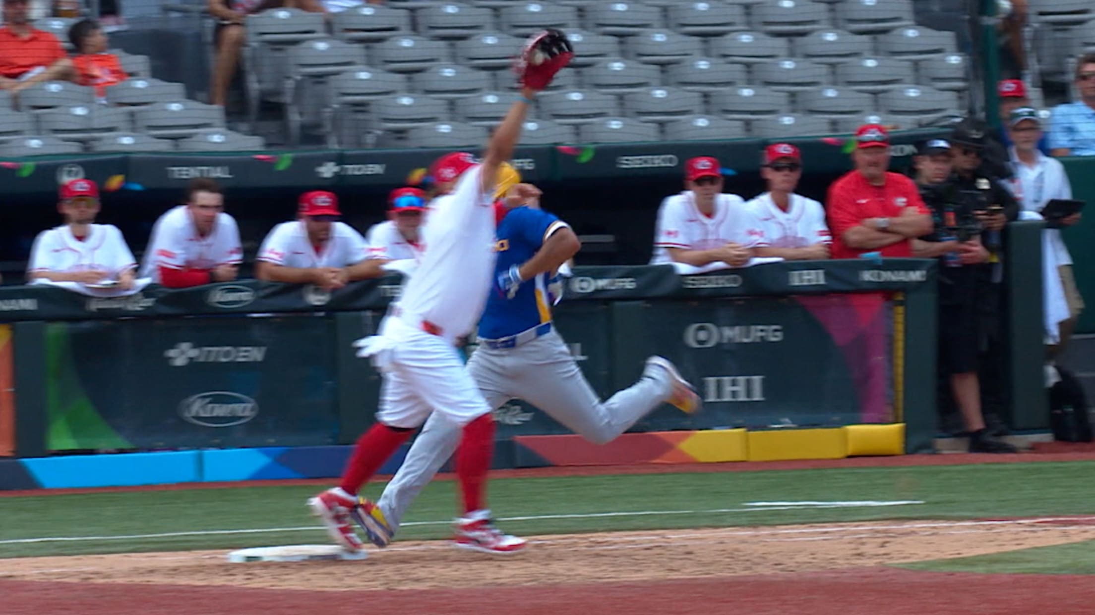 Otto López saca el out tras revisión