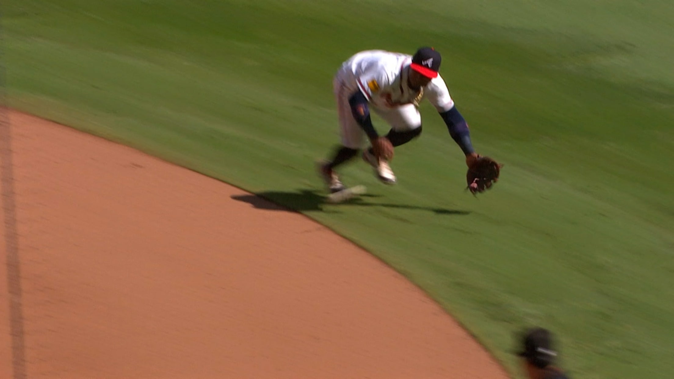Buena atrapada de Ozzie Albies