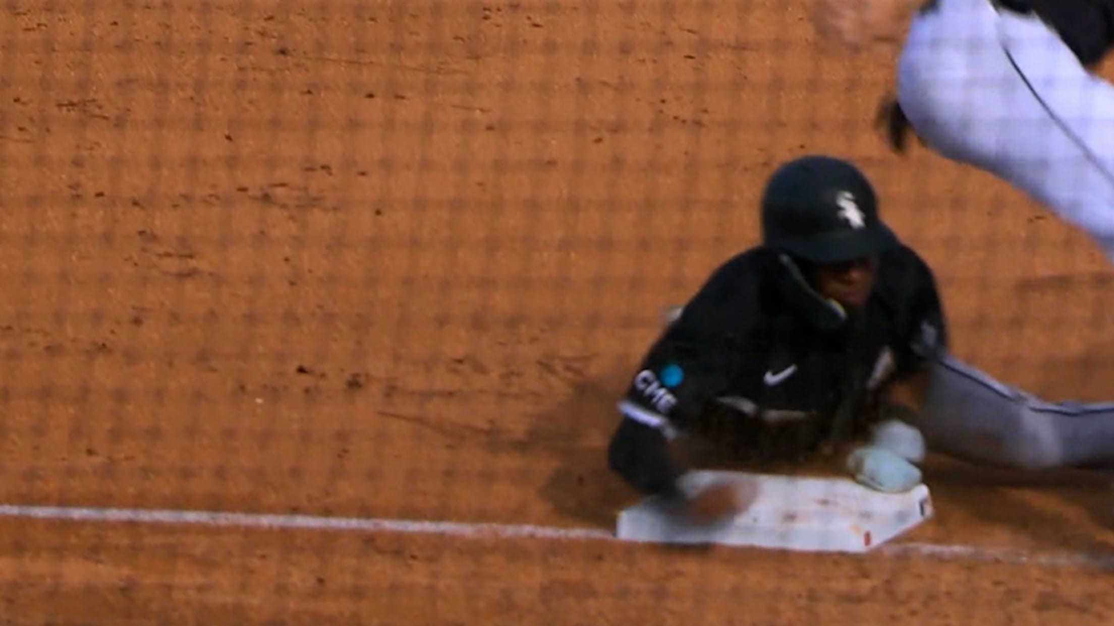 Darren Baker se roba 2da y 3ra base 