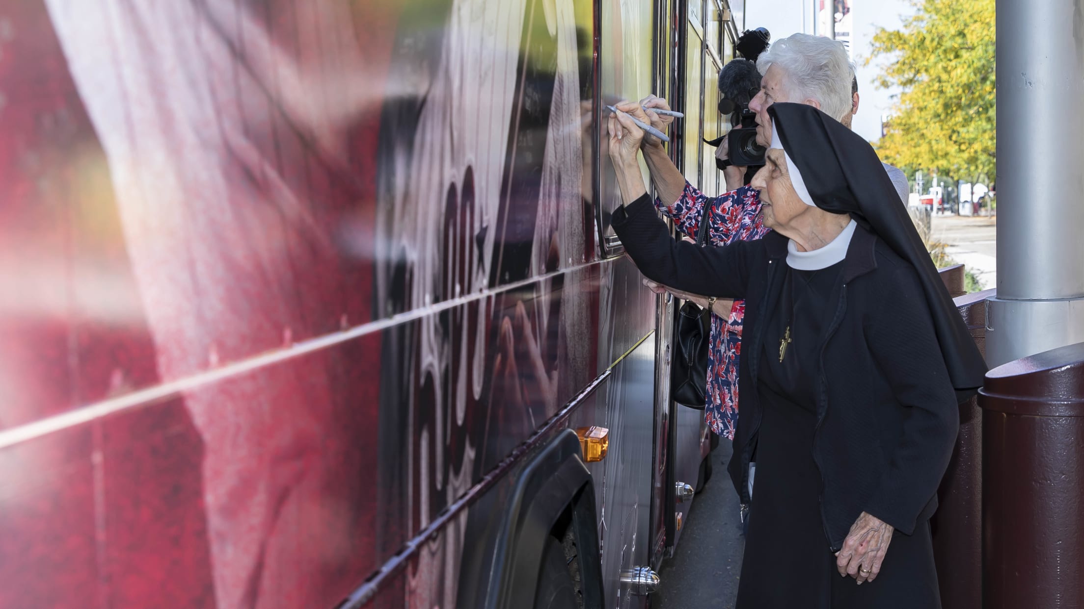 20231002_Phillies_Bus_Rally_Waterfalls-81