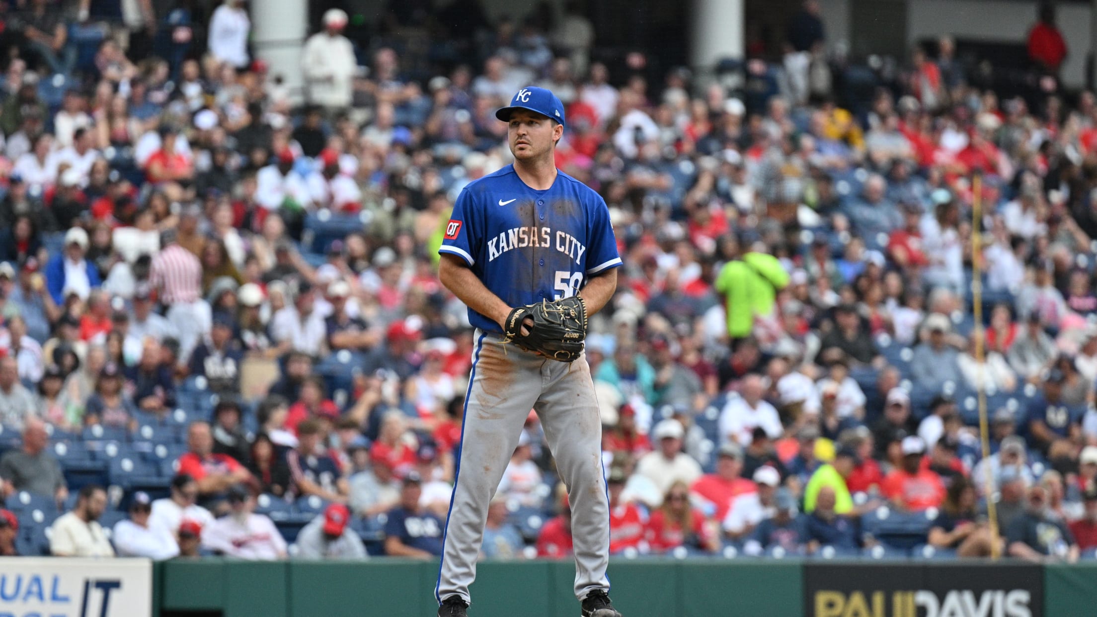 Connor Thomas se lanza y atrapa al corredor en 1B