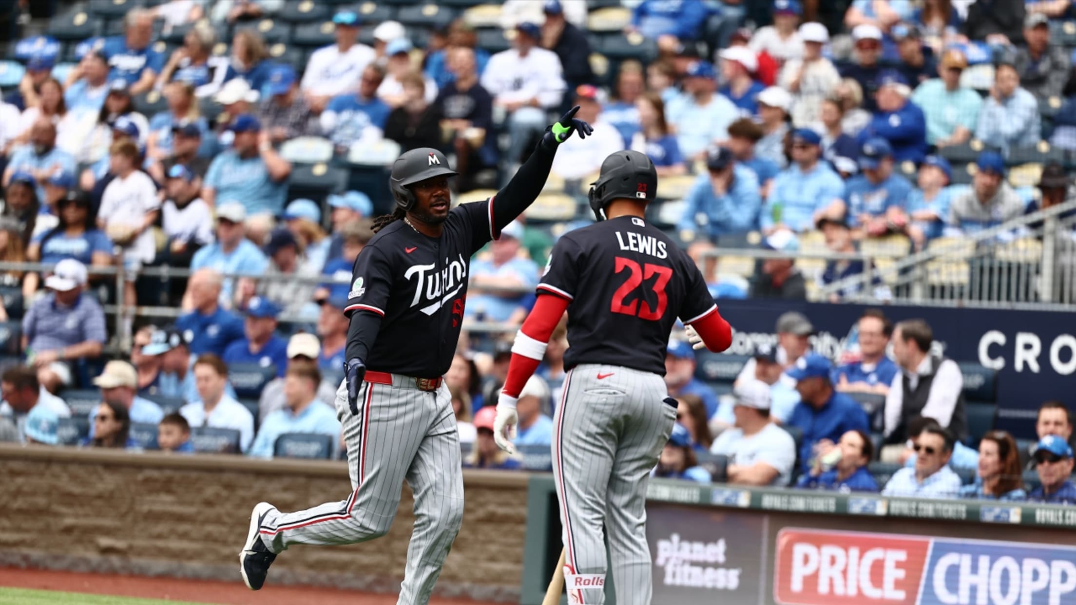 Twins hit three home runs in 9th inning
