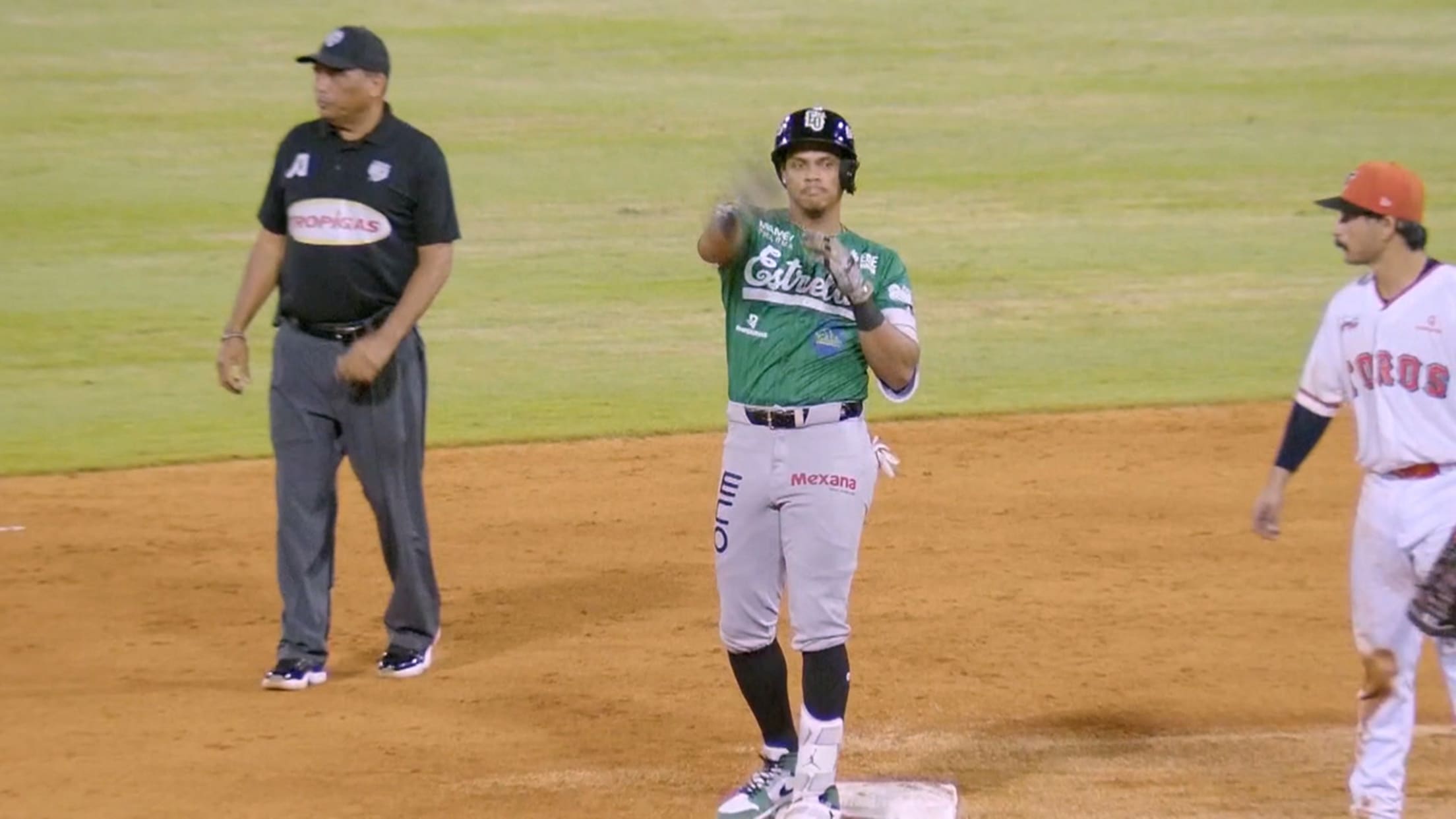 Pérez impulsa con doblete