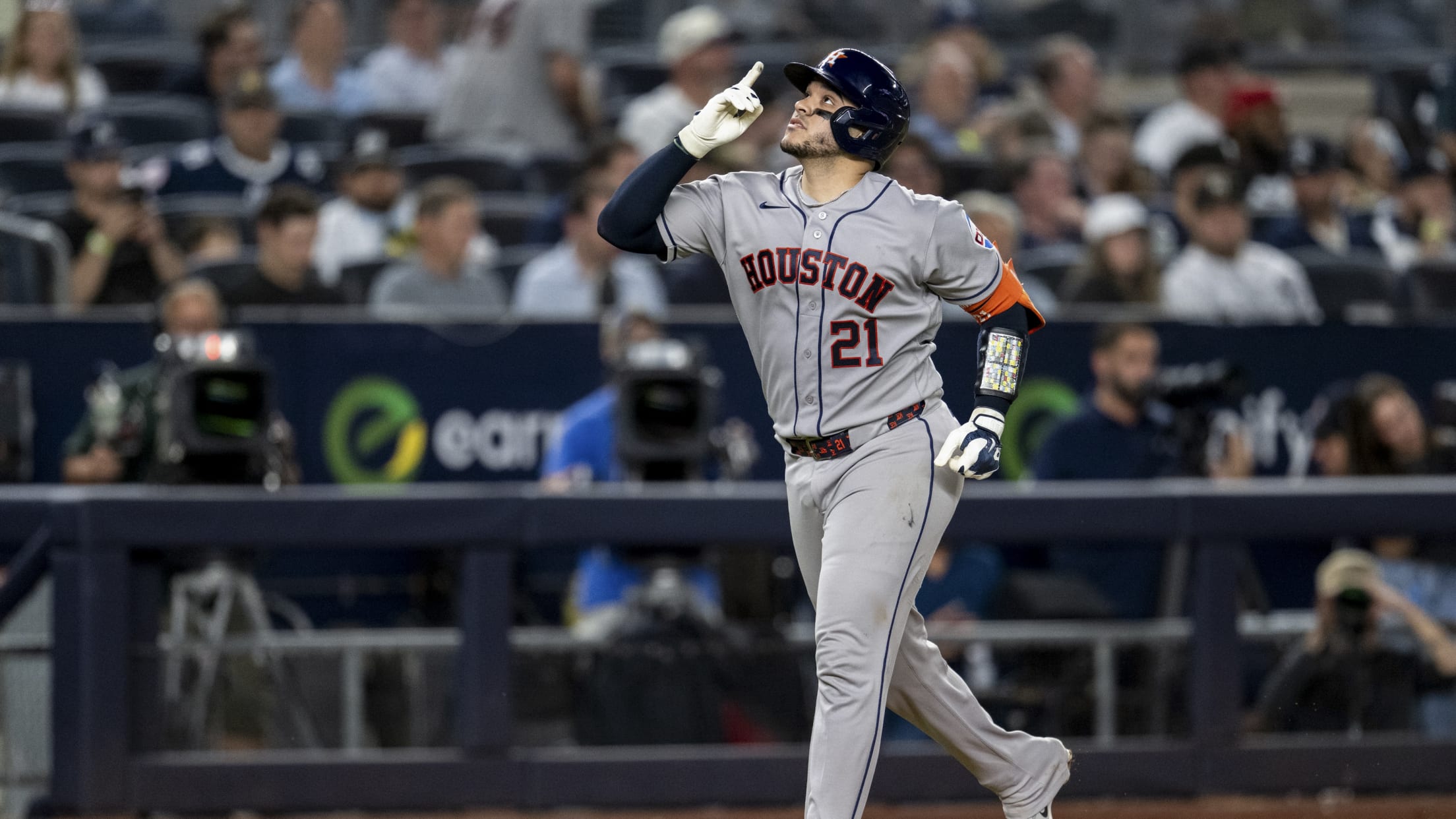 Juego de 2 HR, 3 impulsadas de Yainer Díaz