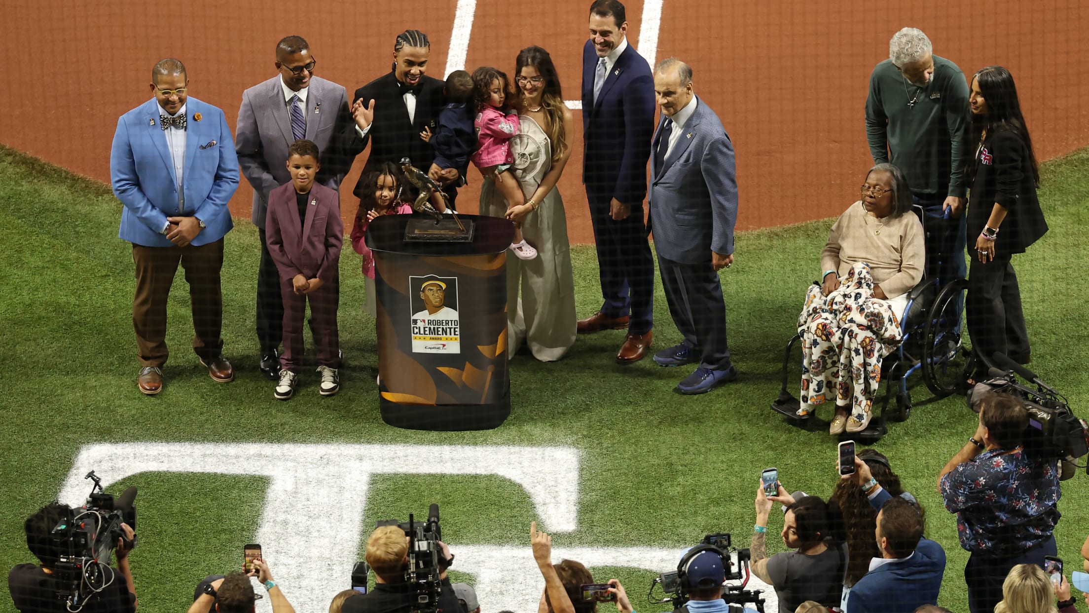 Francisco Lindor receives 2026 Roberto Clemente Award