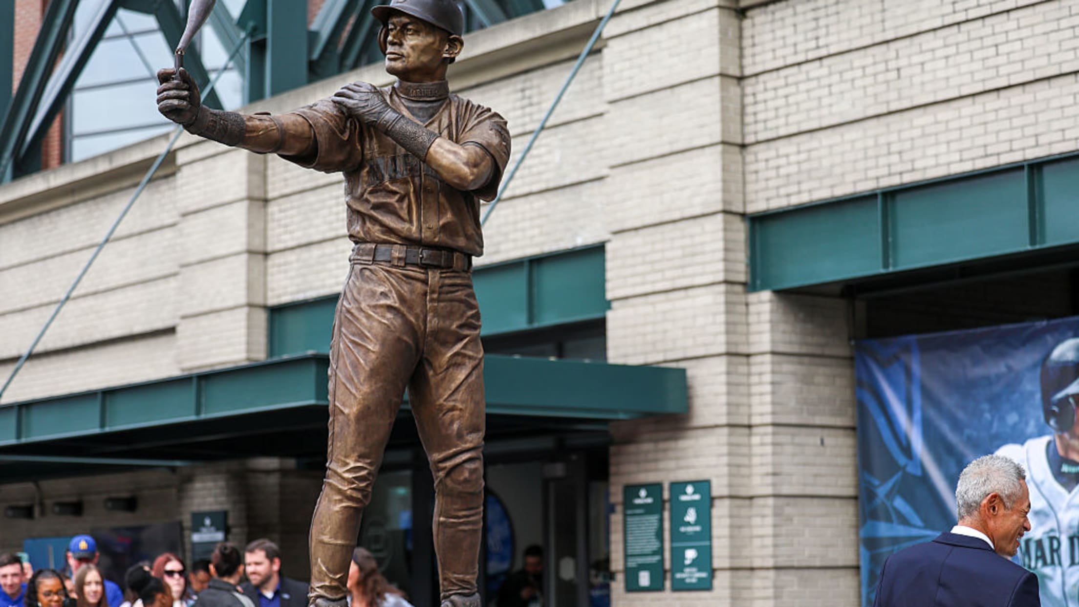 Mariners unveil statue for Ichiro
