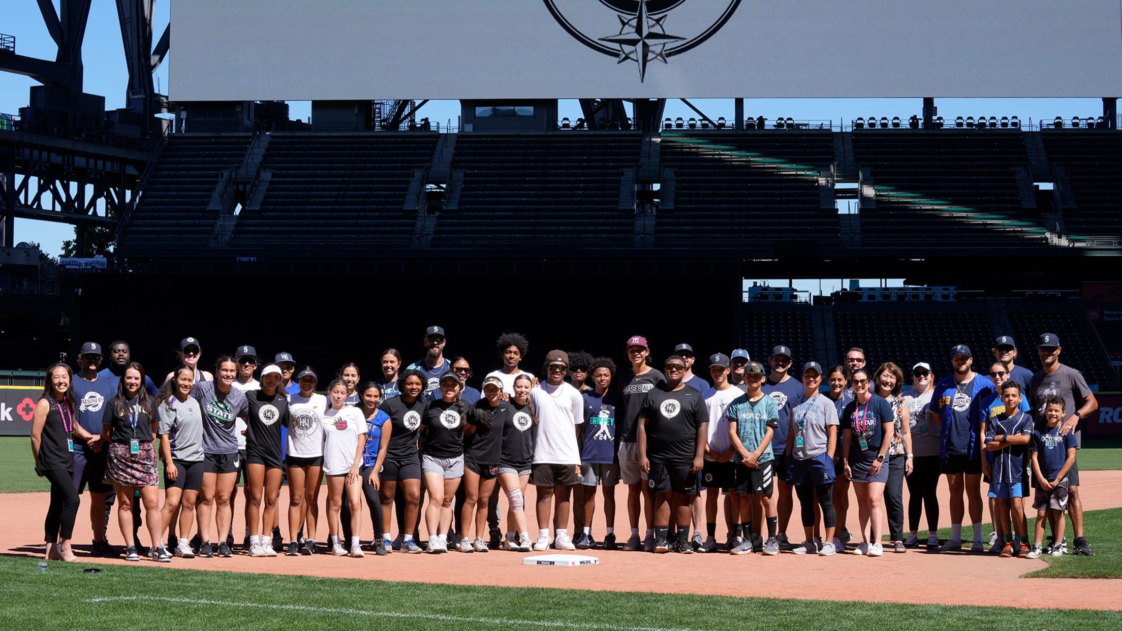 Mariners honor Seattle baseball and Puyallup softball Little League teams