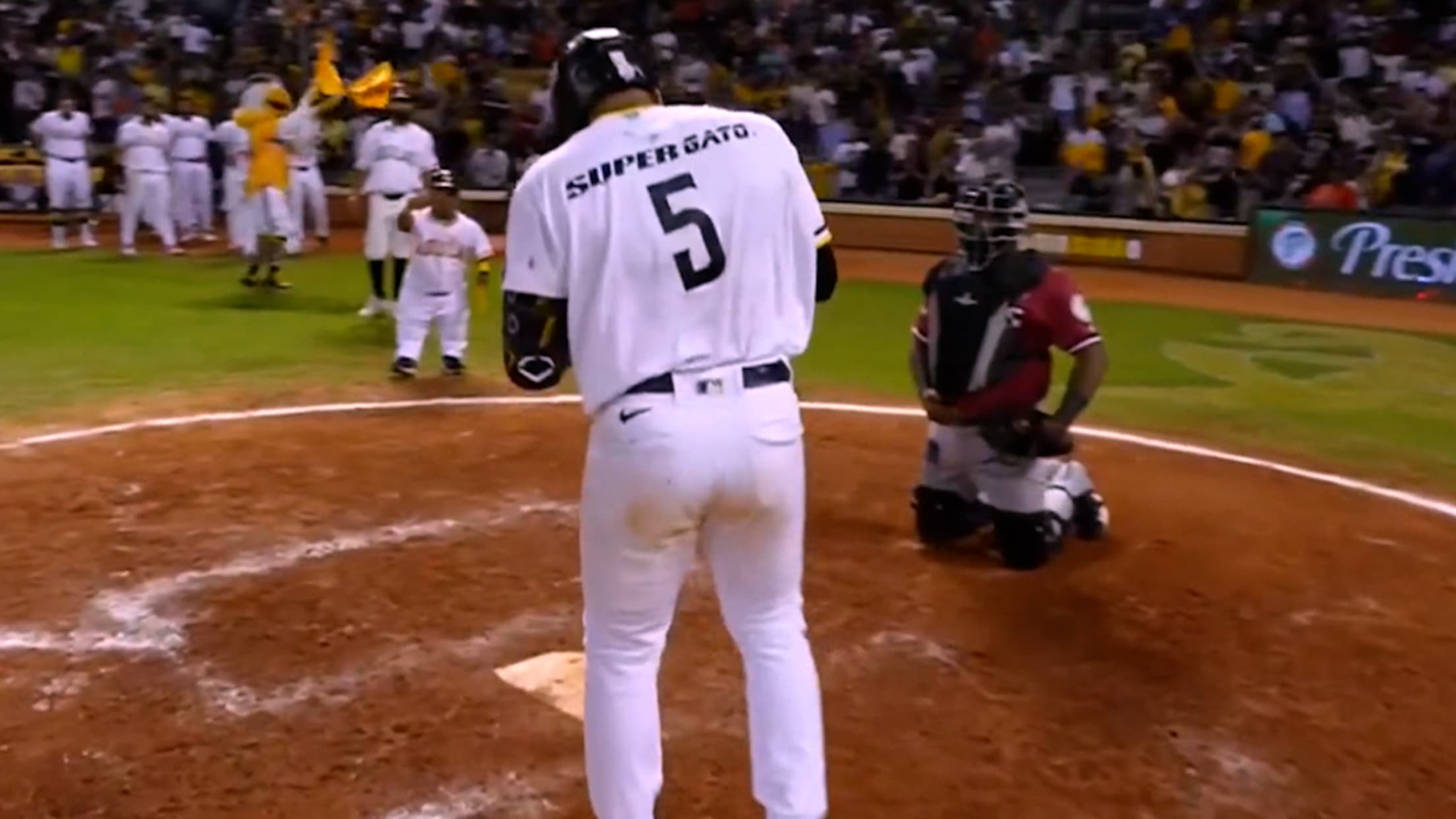 Águilas estallan 3 jonrones en el 7mo