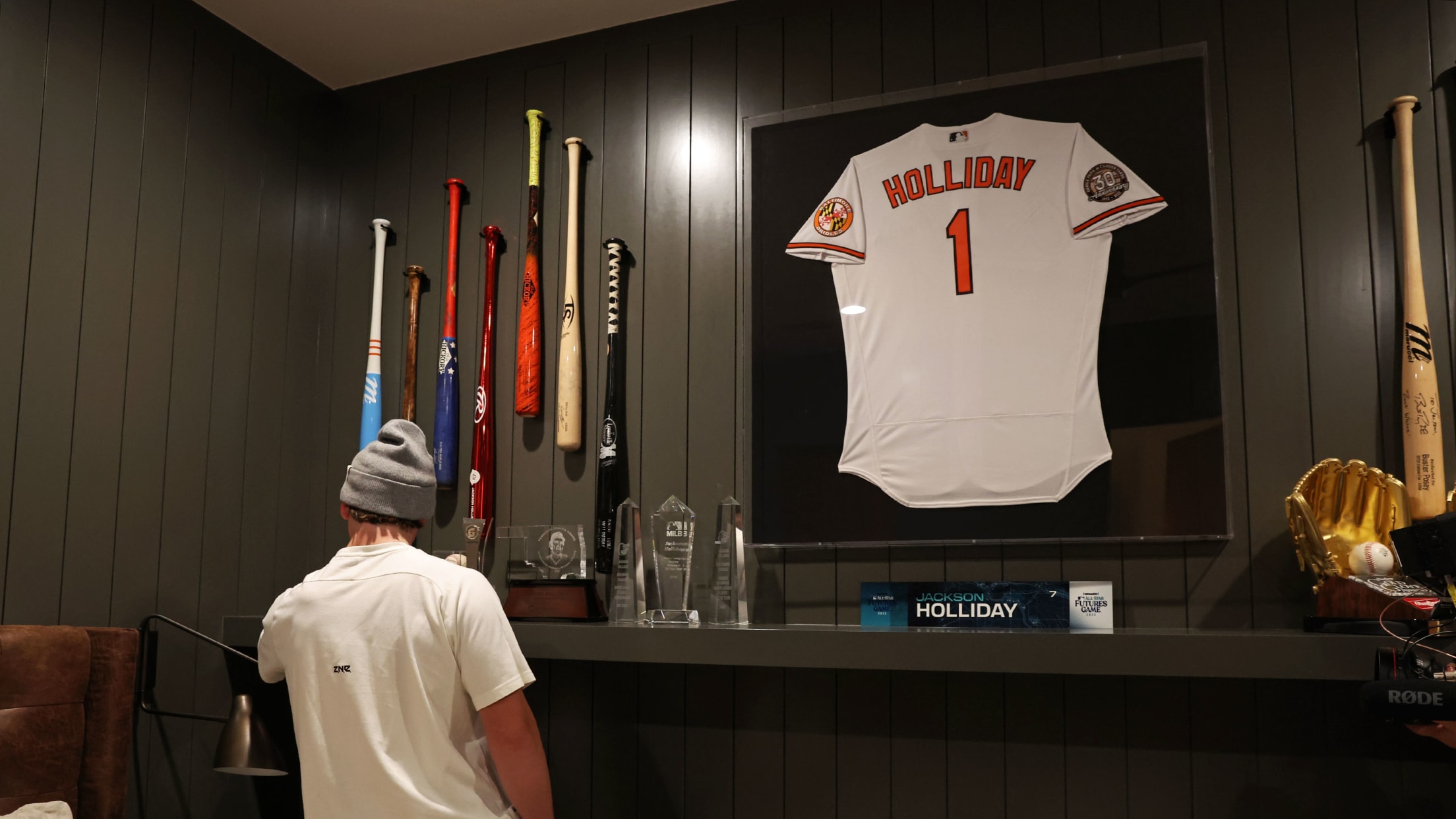 BAL-BI-021025-Holliday-Feature-020