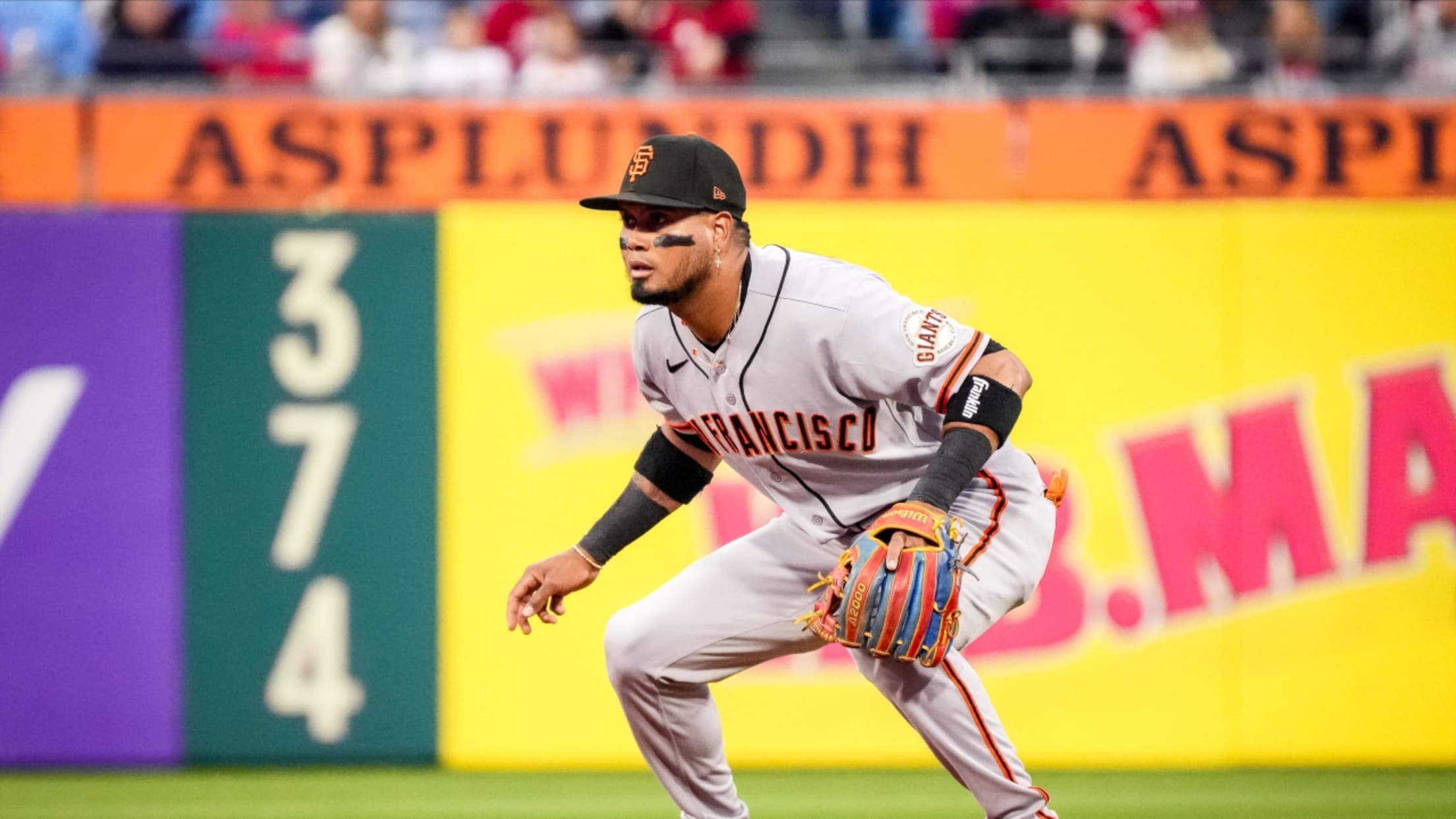 Luis Arraez's spinning stop starts sweet double play