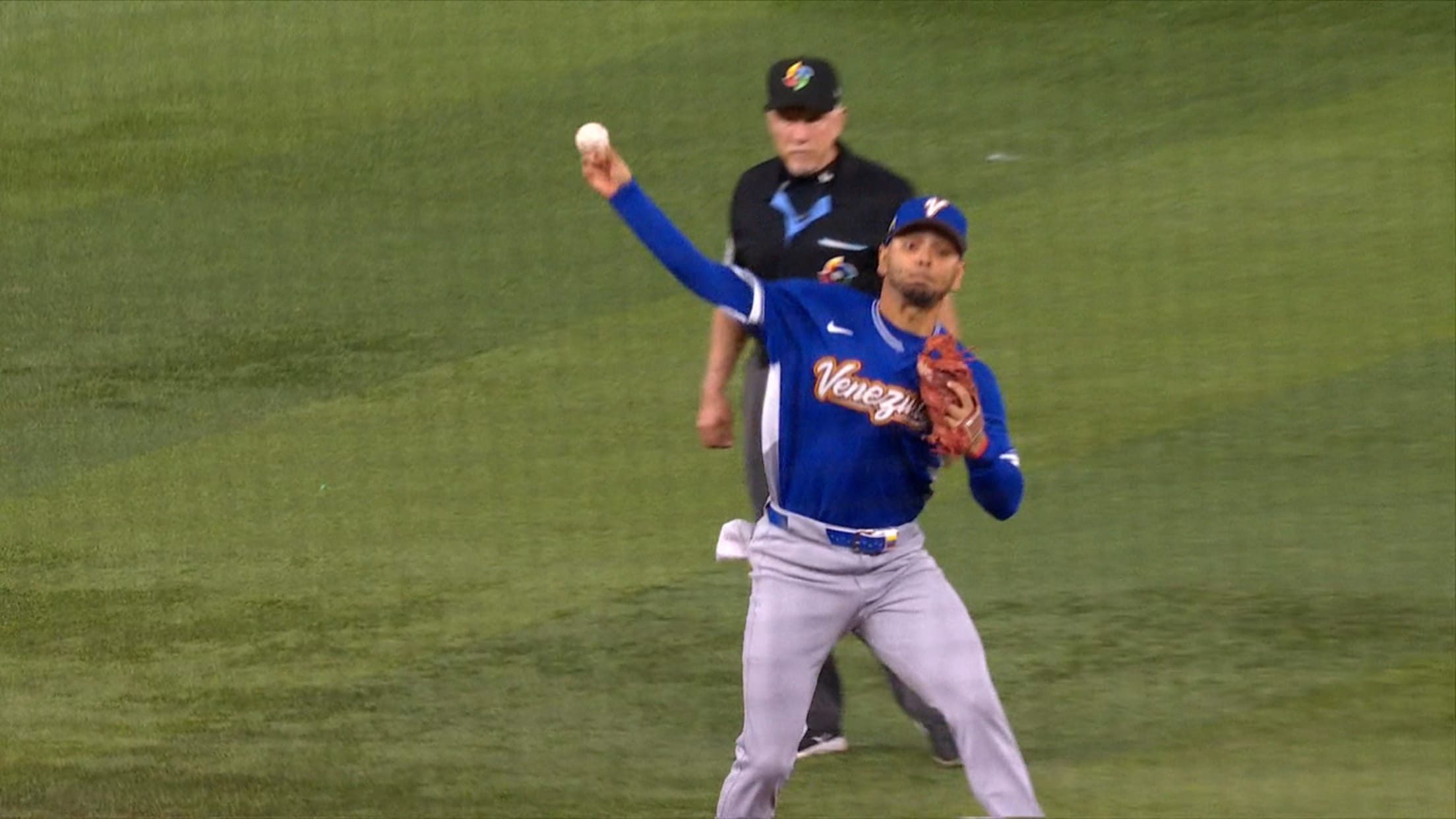 Andrés Giménez's great spinning throw