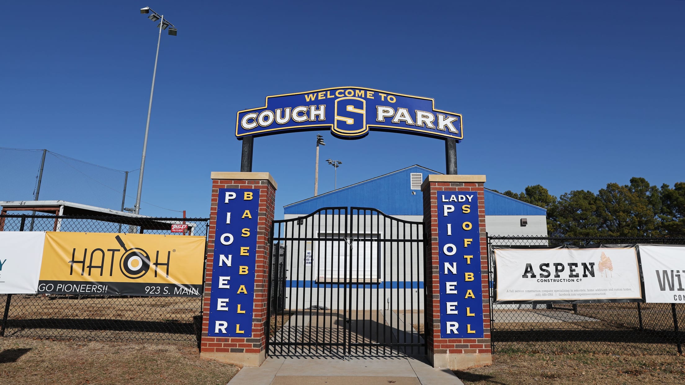 BAL-BI-021025-Holliday-Feature-010