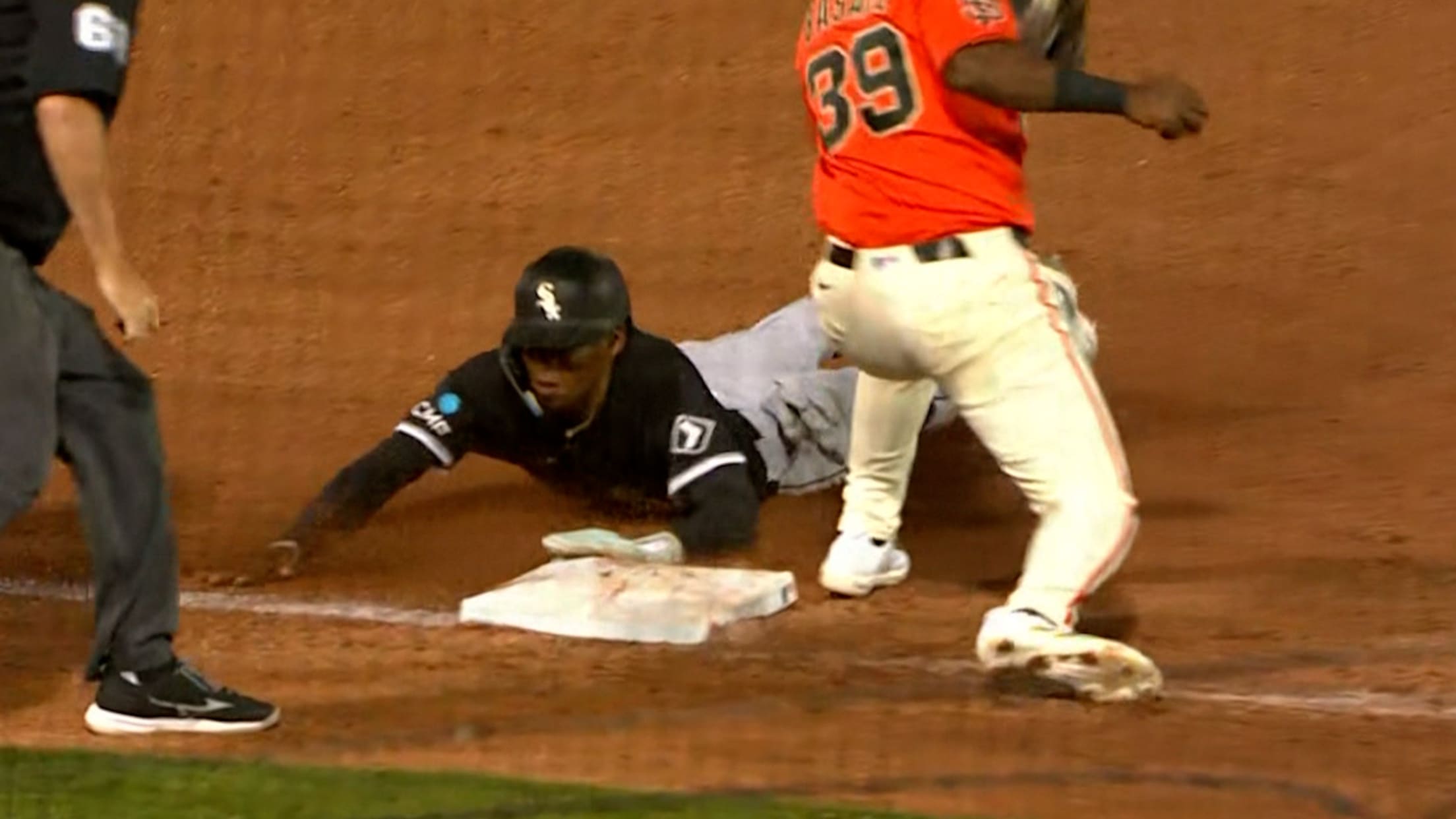 Darren Baker se roba dos bases en la 9na