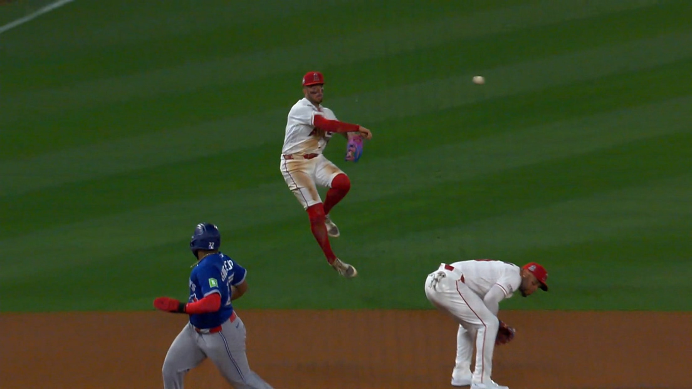 Zach Neto salva carrera con gran jugada 