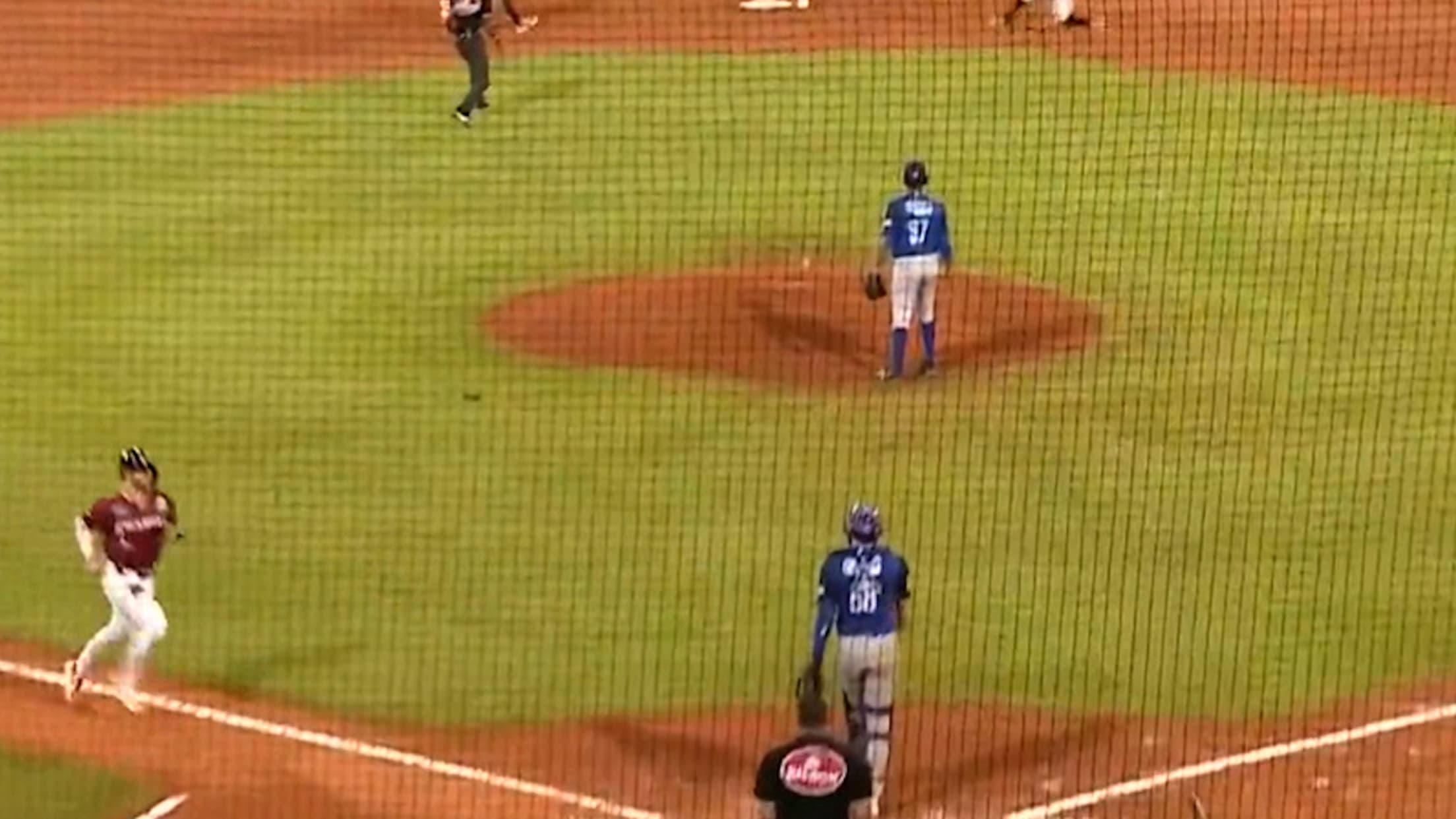 Kenny Piper anota en jugada selección