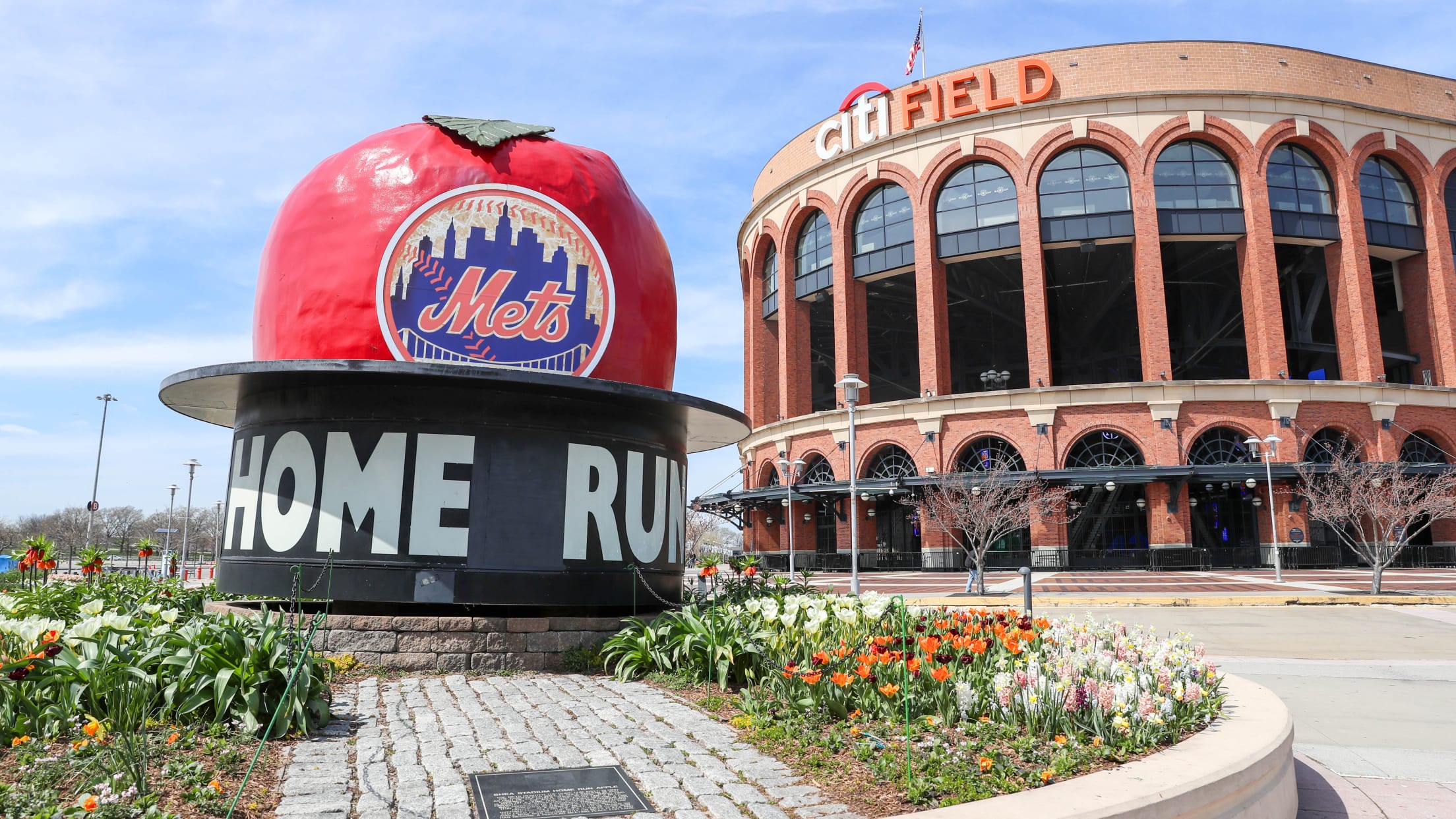 Citi Field exterior apple 2568