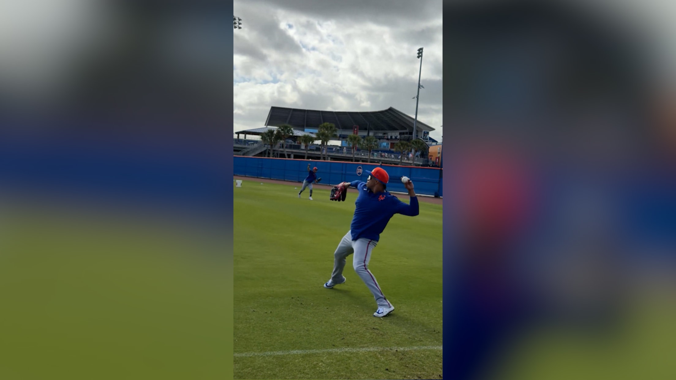 Juan Soto and Luis Robert Jr. play catch in the OF