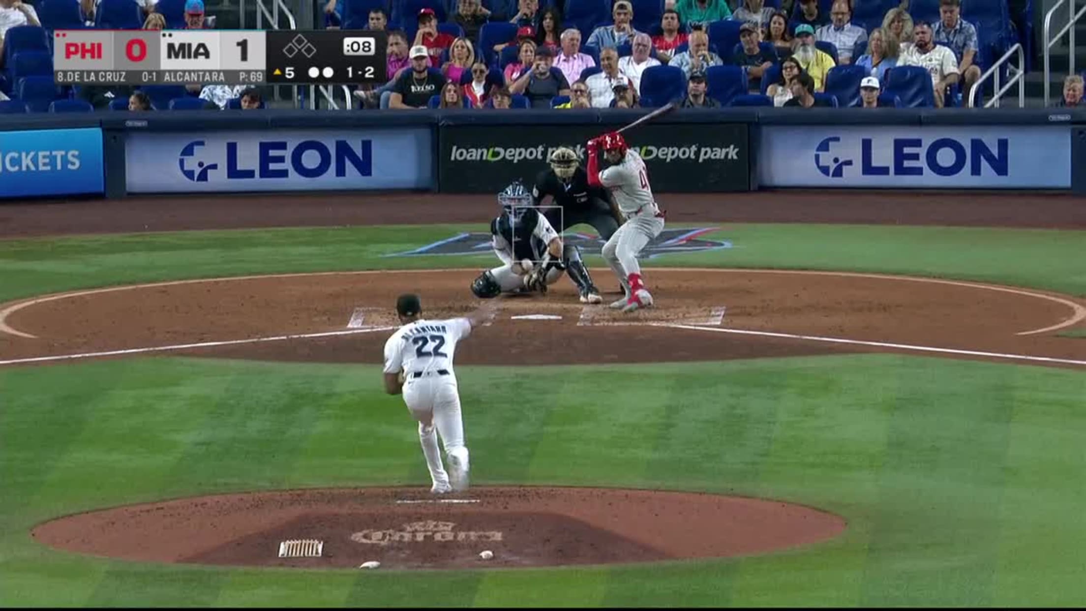 Bryan De La Cruz's single breaks up the no-hitter