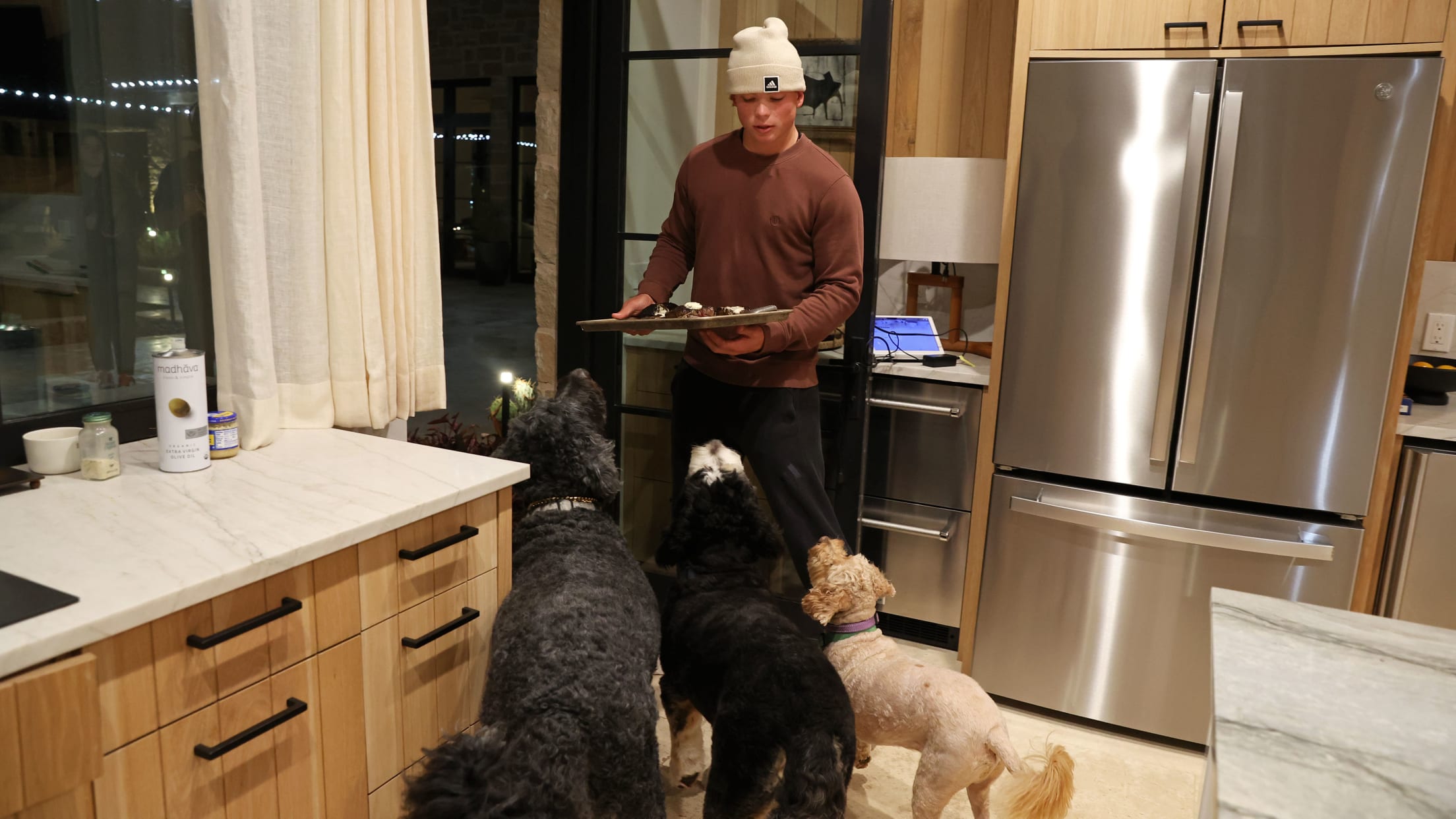 BAL-BI-021025-Holliday-Feature-080