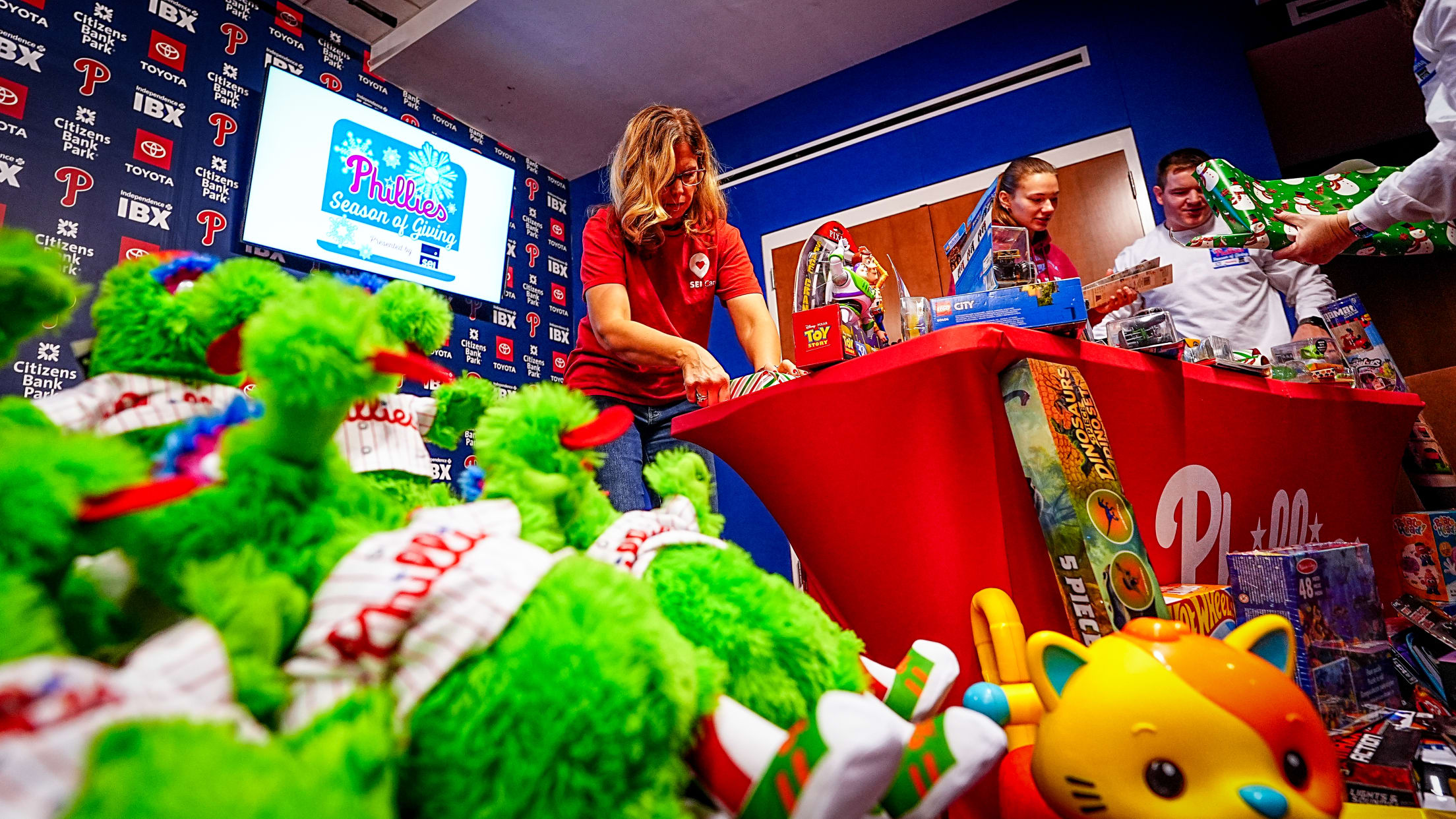 SEIHolidayGiftWrappingParty173610