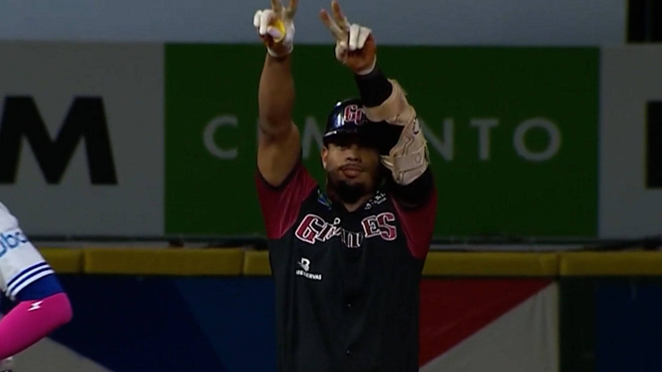 Deyvison De los Santos pega doble