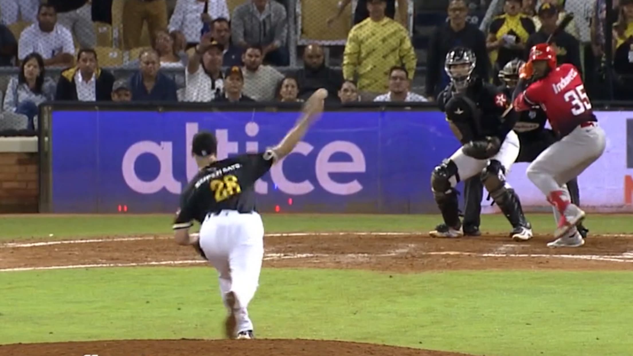 Burch Smith lo salva en triunfo de las Águilas