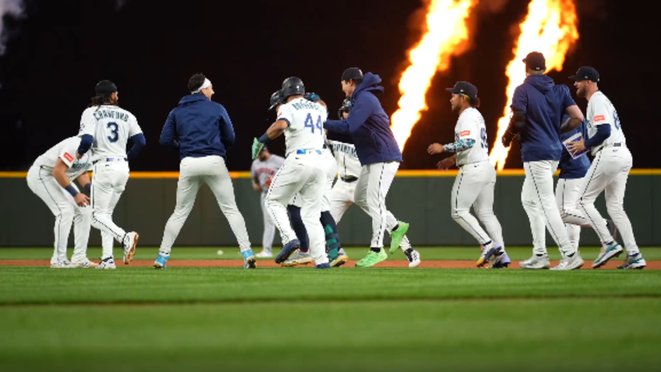 Josh Naylor walks off the Astros in extras