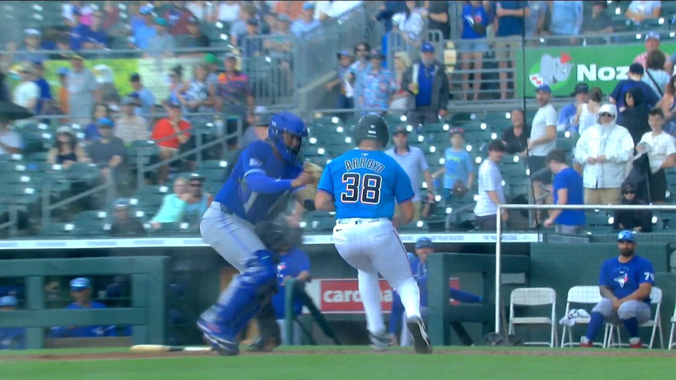 RJ Schreck retira a Chris Arroyo en el plato