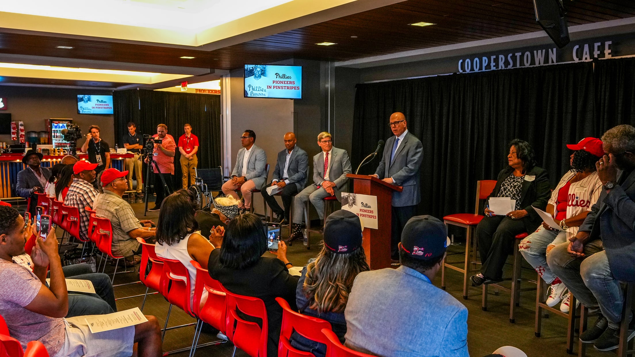 PioneersinPinstripes00464