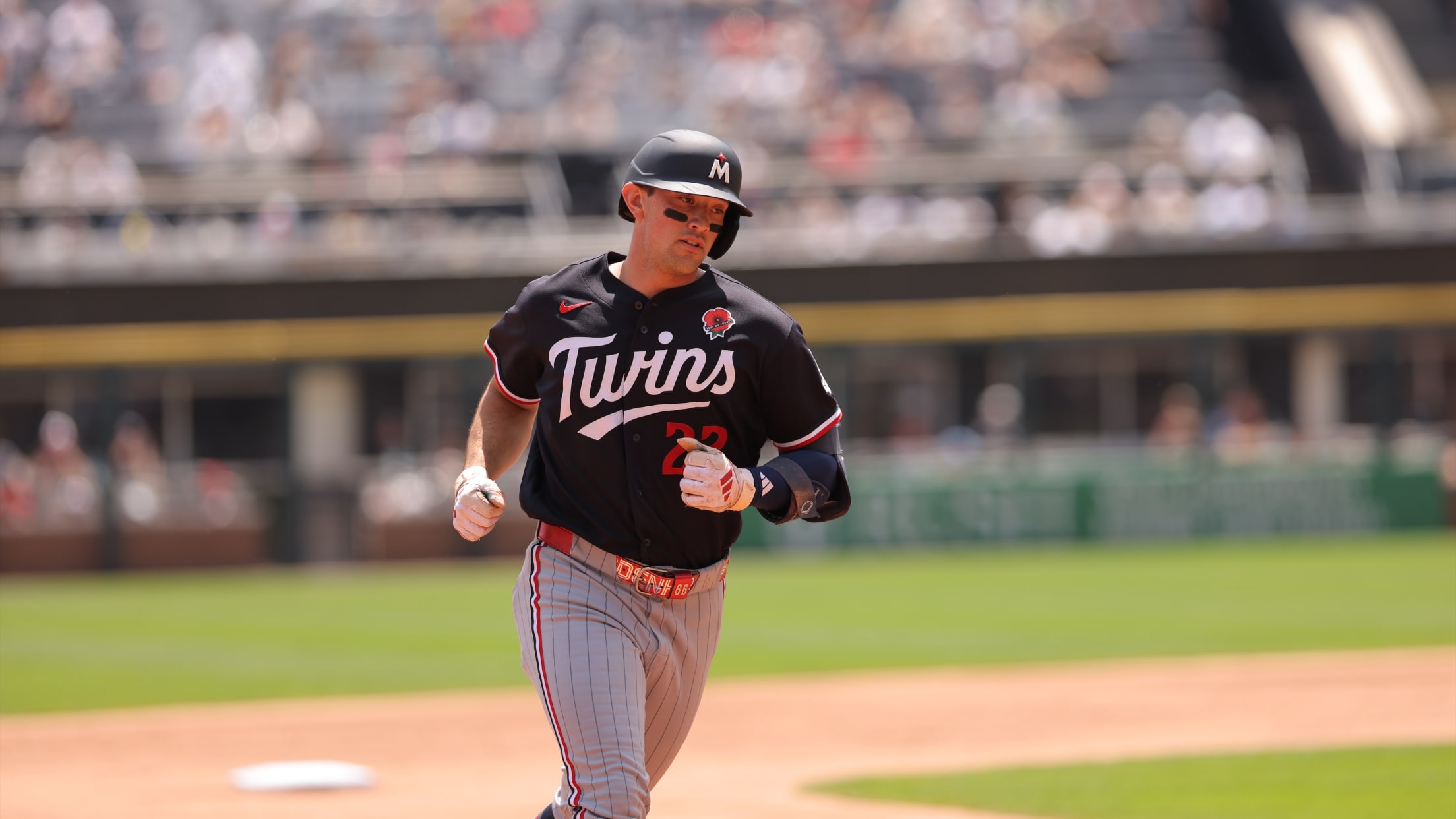Brooks Lee's solo homer (6)