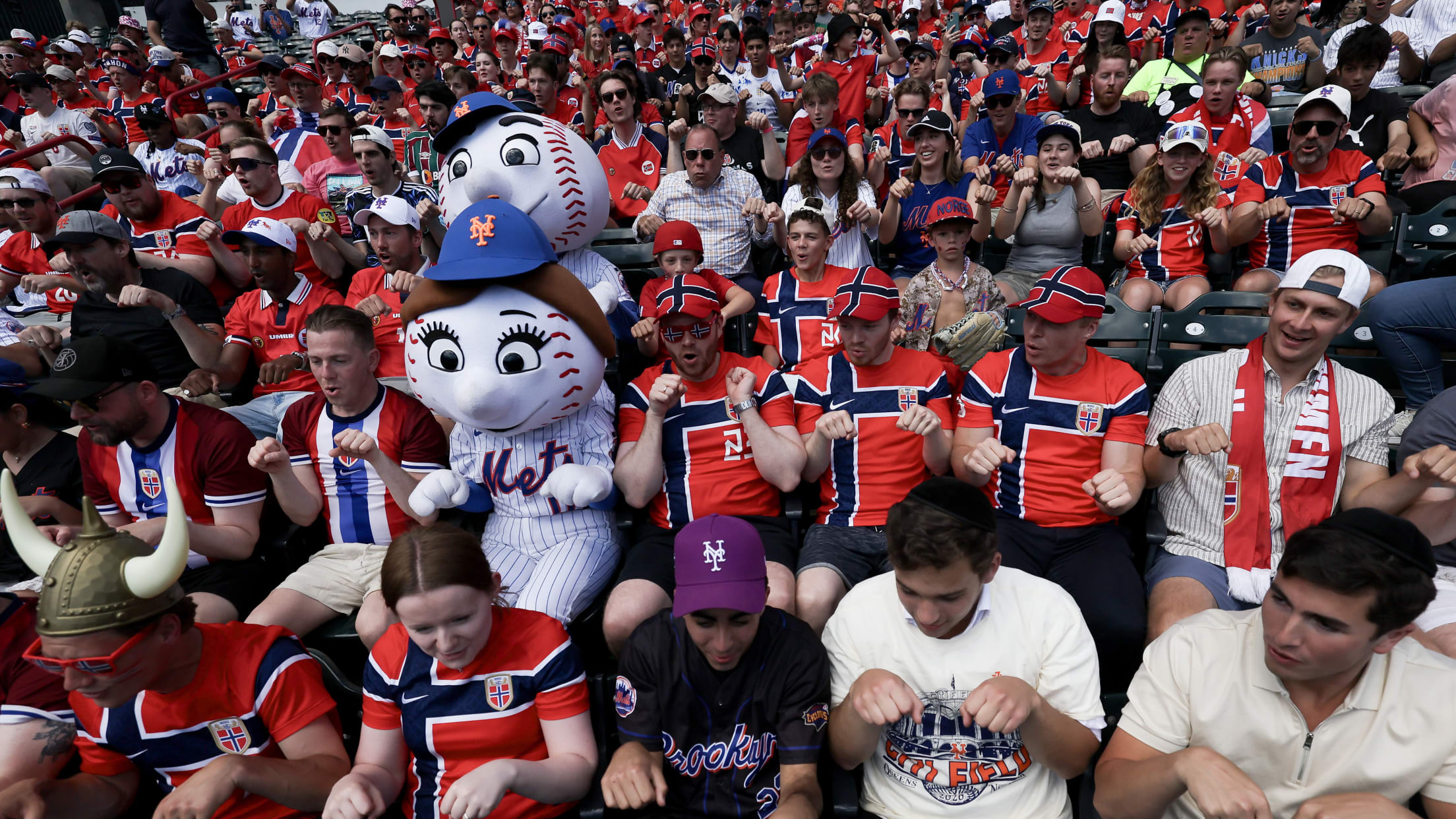 Mr. and Mrs. Met join Norwegian fans at Citi Field