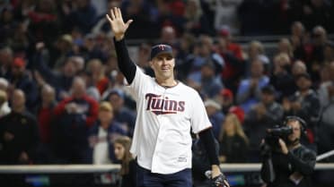 Mauer, Twins rough up Royals