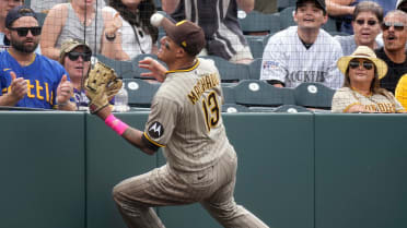 Padres' Manny Machado makes incredible catch; Rockies lose sixth