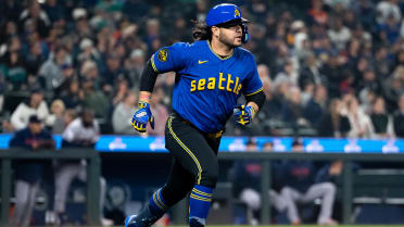 How Mariners slugger Eugenio Suarez has used a simple approach to fuel his  latest hot streak