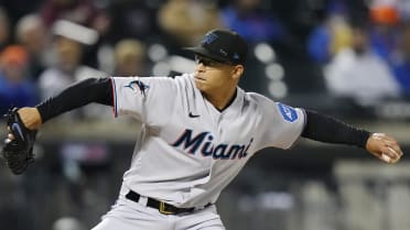 Marlins' López leaves with bruised wrist after hit by ball