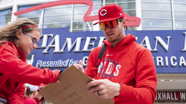 Reds players greet kids and sign autographs on Kids Opening Day