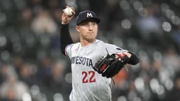 From left, a U.S. Airman teaches Major League Baseball players