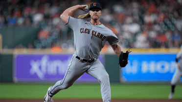 Noah Syndergaard was having a good Guardians debut but had to exit with  trainers after taking a comebacker to the leg