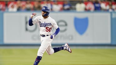 Mookie Betts salutes LeBron James at Dodger Stadium 