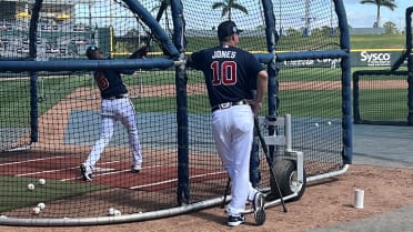 Braves-Cardinals: Chipper Jones catches foul ball (video) - Sports