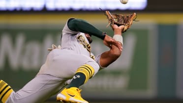 Tony Kemp's acrobatic catch, 09/27/2022