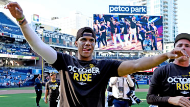 Cheers to Juan Soto and a Padres sweat shirt! #sandiegopadres #timetoshine  #petcopark #sandiego #padresbaseball #juansoto #gopadres…